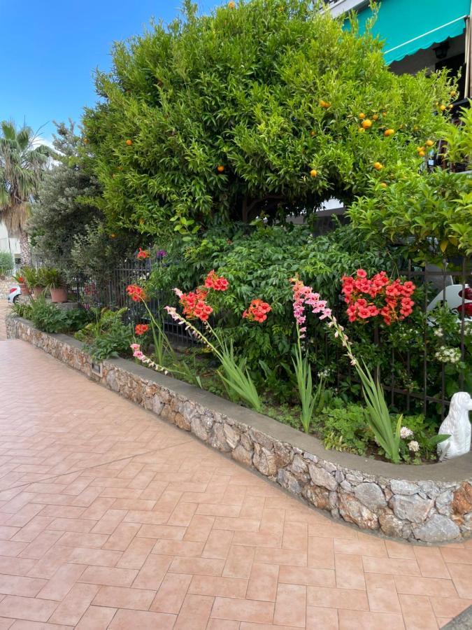 Apartment Aurora & Nicole Ideal Per Biker Con Terazza Vista Mare Parcheggio E Wi-Fi Gratuiti Pietra Ligure Exterior foto