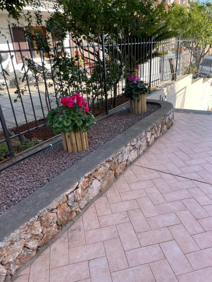 Apartment Aurora & Nicole Ideal Per Biker Con Terazza Vista Mare Parcheggio E Wi-Fi Gratuiti Pietra Ligure Exterior foto