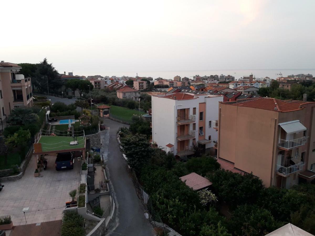 Apartment Aurora & Nicole Ideal Per Biker Con Terazza Vista Mare Parcheggio E Wi-Fi Gratuiti Pietra Ligure Exterior foto